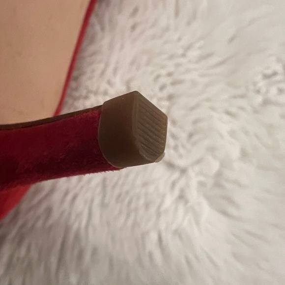 Women's red suede pums 9.5 M - Picture 6 of 7